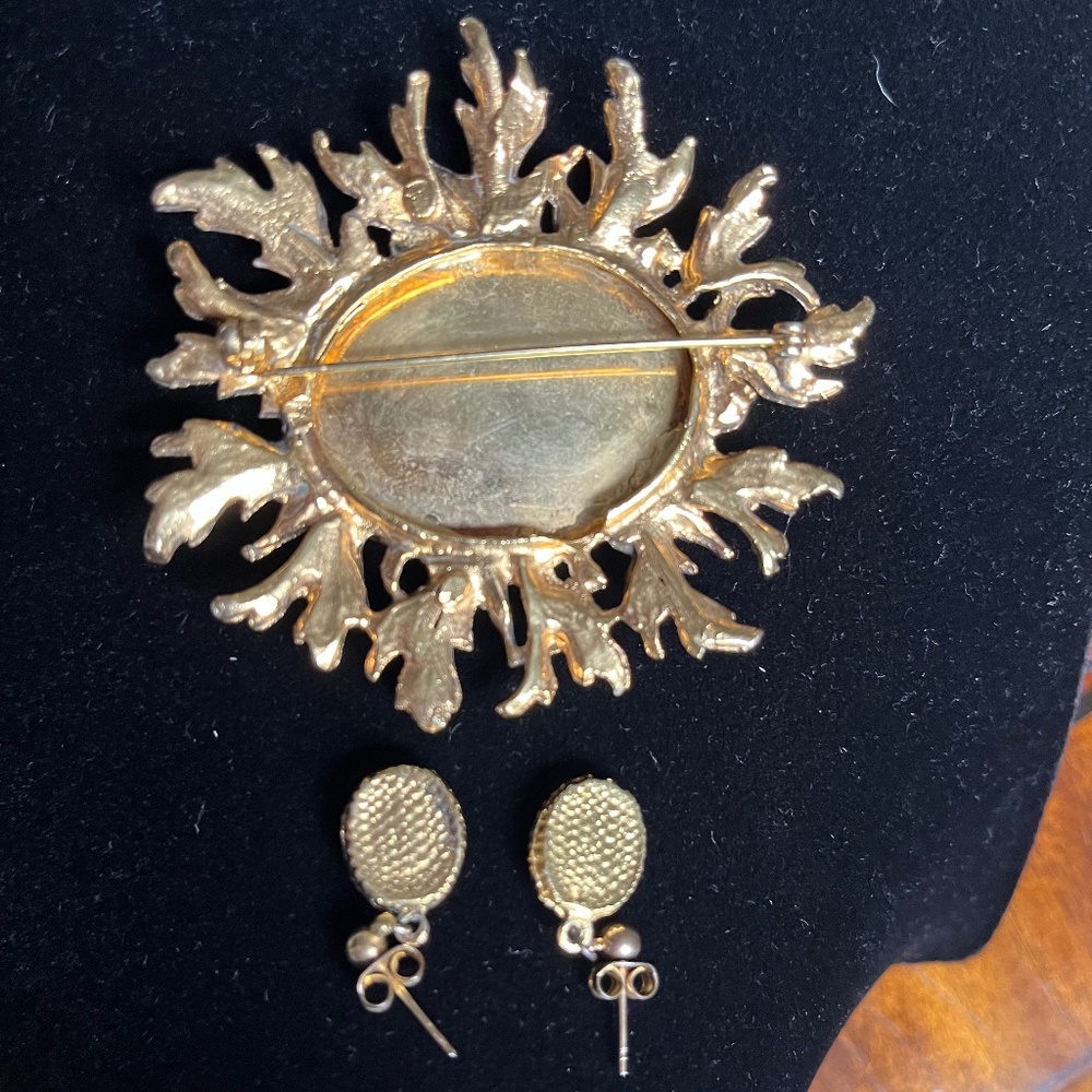 Vintage Classic Jade chip, large flower brooch/pin.  Gold tone - Picture 3 of 7